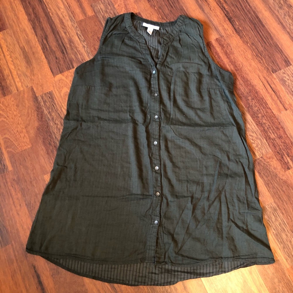 Sleeveless maternity button down